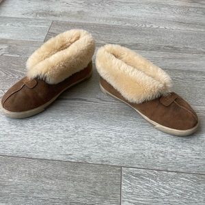 UGG slippers with hard bottom. Size w9. used but have lots of life left!
